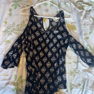 Black and white shirt with cut outs in shoulder